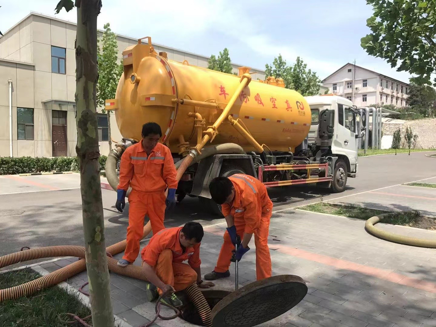 灵丘化粪池清理与5-8吨吸粪车施工效率分析